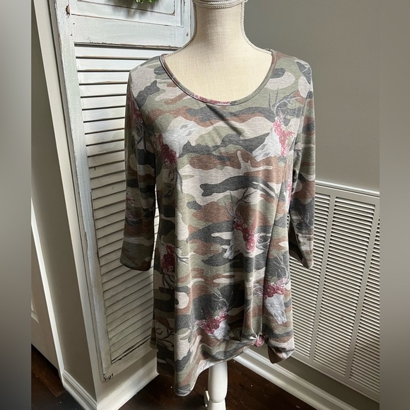 Woman’s Honeyme Camo Knit shirt sleeve Tee. Cattle skulls. Size Large - Picture 1 of 5